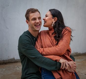 Photo Couple whispering