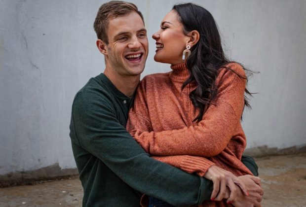 Photo Couple whispering